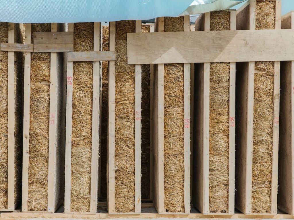 Paneles de Fusta i Palla preparados para la construcción. Hechos con madera y paja