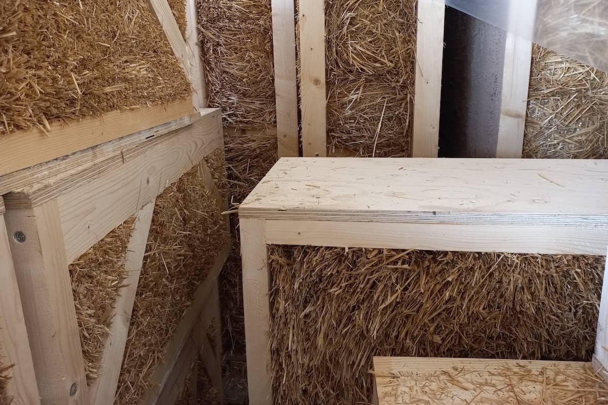 Paneles prefabricados con paja y madera para construir casas sostenibles