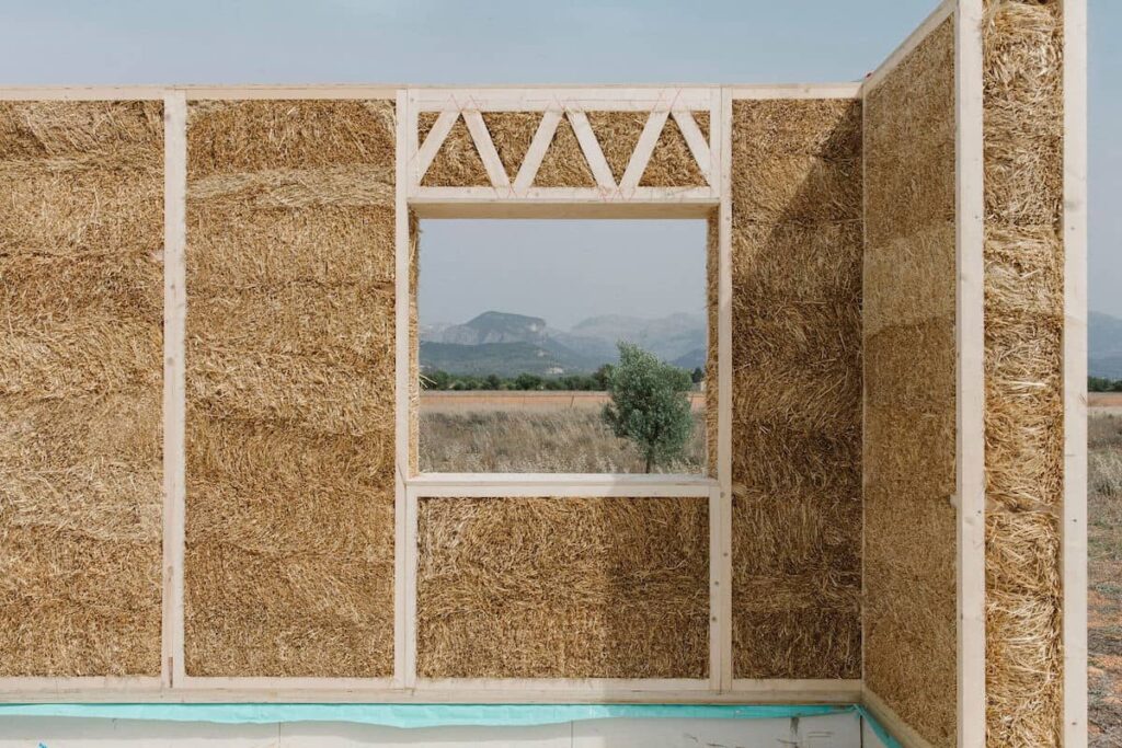 Sistema construcción ecológico paneles prefabicados fusta i palla